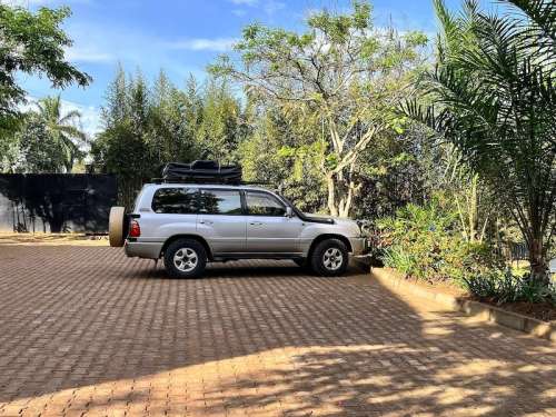 Land Cruiser V8 Car Rental